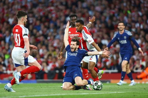 Khvicha Kvaratskhelia of PSG is is tackled by Jurriën Timber of Arsenal in the penalty area Arsenal v Paris Saint-Germain, UEFA Champions League, Semi Final, First Leg, Football, Emirates Stadium, London, UK - 29 Apr 2025 EDITORIAL USE ONLY No use with unauthorised audio, video, data, fixture lists, club league logos or live services. Online in-match use limited to 120 images, no video emulation. No use in betting, games or single club league player publications. Copyright: xKieranxMcManus Shutterstockx 15275544au