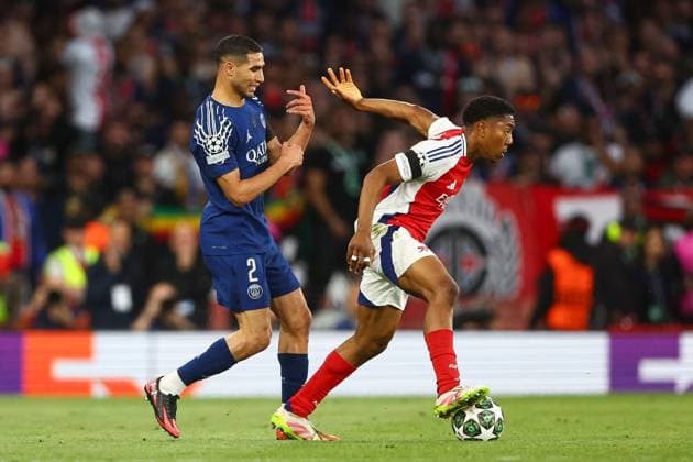 Myles Lewis-Skelly of Arsenal (R) under pressure from Achraf Hakimi of PSG (L) Arsenal v Paris Saint-Germain, UEFA Champions League, Semi Final, First Leg, Football, Emirates Stadium, London, UK - 29 Apr 2025 EDITORIAL USE ONLY No use with unauthorised audio, video, data, fixture lists, club league logos or live services. Online in-match use limited to 120 images, no video emulation. No use in betting, games or single club league player publications. Copyright: xKieranxMcManus Shutterstockx 15275544ba