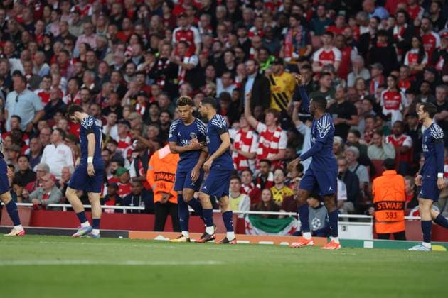 ARSENAL - PSG PHOTOPQR LE PARISIEN Le Parisien Arnaud Journois ; LONDRES ; 29 04 2025 ; Football, Ligue des Champions Uefa, demi-finale aller. Londres (Angleterre) Emirates Stadium le 29 avril 2025. Arsenal FC - Paris Saint-Germain (PSG). Joie des parisiens après le but d Ousmane Dembele. Désiré Doué, Achraf Hakimi Photo Le Parisien Arnaud Journois