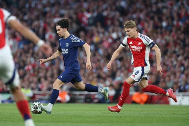 ARSENAL - PSG PHOTOPQR LE PARISIEN Le Parisien Arnaud Journois ; LONDRES ; 29 04 2025 ; Football, Ligue des Champions Uefa, demi-finale aller. Londres (Angleterre) Emirates Stadium le 29 avril 2025. Arsenal FC - Paris Saint-Germain (PSG). Vitinha et Martin Odegaard Photo Le Parisien Arnaud Journois