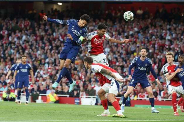 ARSENAL - PSG PHOTOPQR LE PARISIEN Le Parisien Arnaud Journois ; LONDRES ; 29 04 2025 ; Football, Ligue des Champions Uefa, demi-finale aller. Londres (Angleterre) Emirates Stadium le 29 avril 2025. Arsenal FC - Paris Saint-Germain (PSG). Marquinhos et Mikel Merino Photo Le Parisien Arnaud Journois