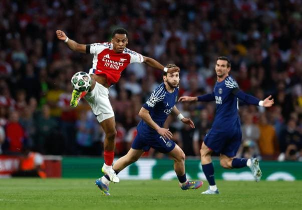 Jurrien Timber of Arsenal competes with Khvicha Kvaratskhelia (7) Fabian Ruiz and of PSG Arsenal v Paris Saint-Germain, Football, UEFA Champions League, Semi-Final 1st Leg, Emirates Stadium, Islington, London, UK - 29 04 2025 Editorial use only  Copyright: xMattxImpey Shutterstockx 15276217m