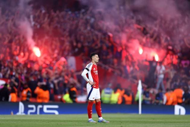 Arsenal v Paris Saint-Germain 29 April 2025, London - UEFA Champions League - Semi Final - First Leg - Arsenal v Paris Saint-Germain - Flares are lit by the PSG fans behind Gabriel Martinelli of Arsenal - Photo: Jacques Feeney Offside. London UK Copyright: xJacquesxFeeneyx xOffsidexOffside