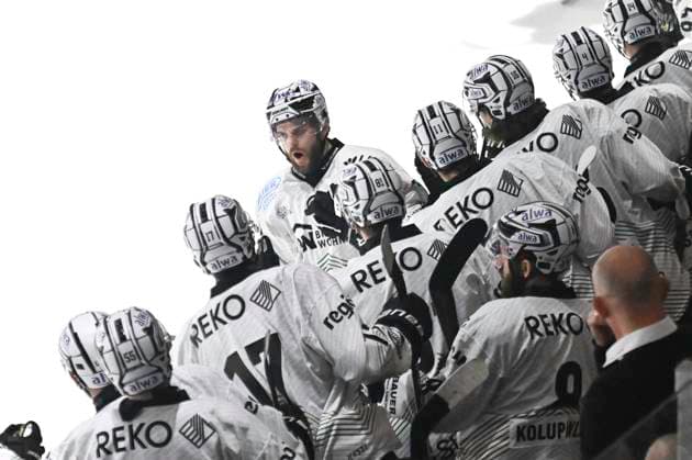 Bilder des Jahres 2025, Sport 04 April Sport Bilder des Tages GER, Oberliga, Playoff Finale, Hannover Scorpions vs Bietigheim Steelers 29.04.2025, ARS Arena, Mellendorf, GER, Oberliga, Playoff Finale, Hannover Scorpions vs Bietigheim Steelers, im Bild Christoph Kiefersauer (Bietigheim 13) schiesst das Tor zum 1-0 fuer Bietigheim vorbei an Torhueter Kristian Hufsky (Hannover 38) und jubelt mit der Bank *** GER, Oberliga, Playoff Final, Hannover Scorpions vs Bietigheim Steelers 29 04 2025, ARS Arena, Mellendorf, GER, Oberliga, Playoff Final, Hannover Scorpions vs Bietigheim Steelers, in the picture Christoph Kiefersauer Bietigheim 13 shoots the goal to 1 0 for Bietigheim past goalkeeper Kristian Hufsky Hannover 38 and cheers with the bench nordphotoxGmbH xWitke nph00002