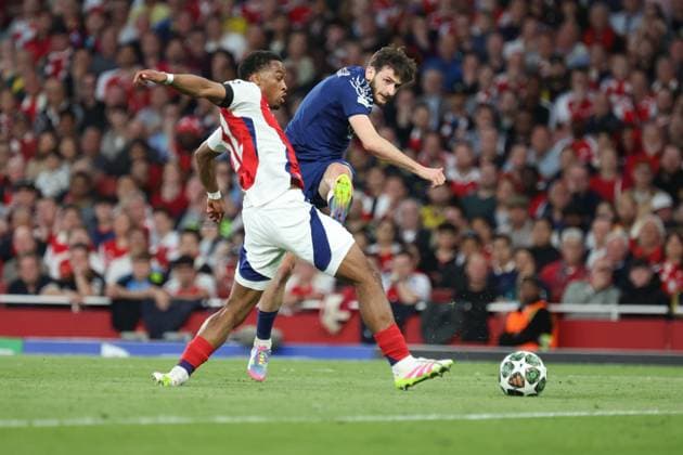 ARSENAL - PSG PHOTOPQR LE PARISIEN Le Parisien Arnaud Journois ; LONDRES ; 29 04 2025 ; Football, Ligue des Champions Uefa, demi-finale aller. Londres (Angleterre) Emirates Stadium le 29 avril 2025. Arsenal FC - Paris Saint-Germain (PSG). Jurrien Timber et Khvicha Kvaratskhelia Photo Le Parisien Arnaud Journois