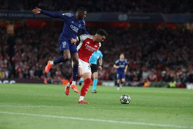 ARSENAL - PSG PHOTOPQR LE PARISIEN Le Parisien Arnaud Journois ; LONDRES ; 29 04 2025 ; Football, Ligue des Champions Uefa, demi-finale aller. Londres (Angleterre) Emirates Stadium le 29 avril 2025. Arsenal FC - Paris Saint-Germain (PSG). Ousmane Dembele et William Saliba Photo Le Parisien Arnaud Journois