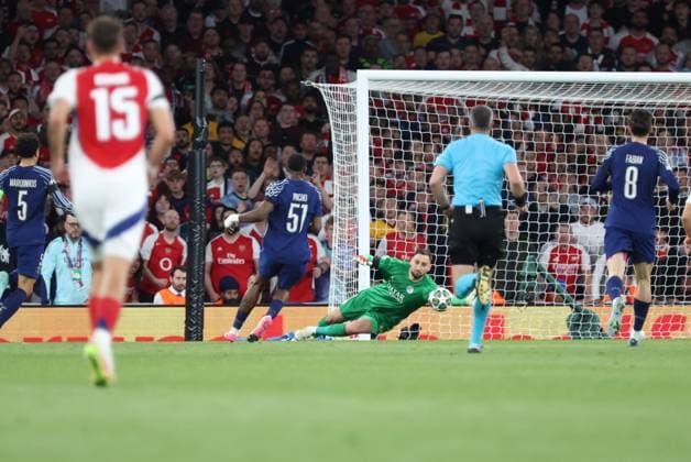 ARSENAL - PSG PHOTOPQR LE PARISIEN Le Parisien Arnaud Journois ; LONDRES ; 29 04 2025 ; Football, Ligue des Champions Uefa, demi-finale aller. Londres (Angleterre) Emirates Stadium le 29 avril 2025. Arsenal FC - Paris Saint-Germain (PSG). Arrêt du gardien parisien Gianluigi Donnarumma Photo Le Parisien Arnaud Journois