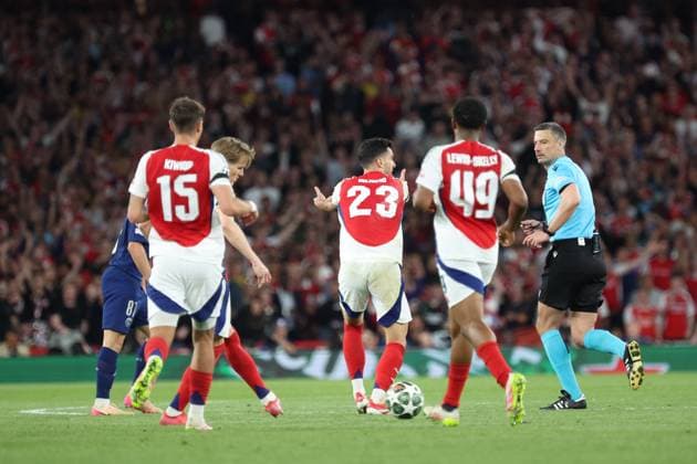 ARSENAL - PSG PHOTOPQR LE PARISIEN Le Parisien Arnaud Journois ; LONDRES ; 29 04 2025 ; Football, Ligue des Champions Uefa, demi-finale aller. Londres (Angleterre) Emirates Stadium le 29 avril 2025. Arsenal FC - Paris Saint-Germain (PSG). Réclamation du joueur d Arsenal, Mikel Merino, auprès de l arbitre Slavko Vincic Photo Le Parisien Arnaud Journois