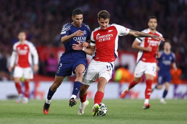 Arsenal v PSG 29 April 2025, London - UEFA Champions League Football - Semi-Final, First Leg - Arsenal v Paris Saint-Germain - Achraf Hakimi of PSG and Jakub Kiwior of Arsenal - Photo: Jacques Feeney Offside. London UK Copyright: xJacquesxFeeneyx xOffsidexOffside