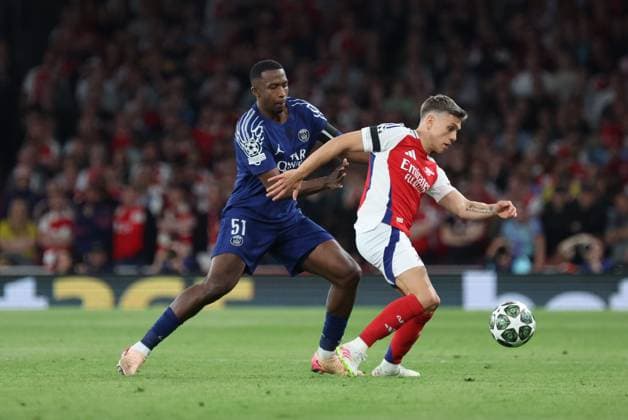 ARSENAL - PSG PHOTOPQR LE PARISIEN Le Parisien Arnaud Journois ; LONDRES ; 29 04 2025 ; Football, Ligue des Champions Uefa, demi-finale aller. Londres (Angleterre) Emirates Stadium le 29 avril 2025. Arsenal FC - Paris Saint-Germain (PSG). Willian Pacho et Leandro Trossard Photo Le Parisien Arnaud Journois