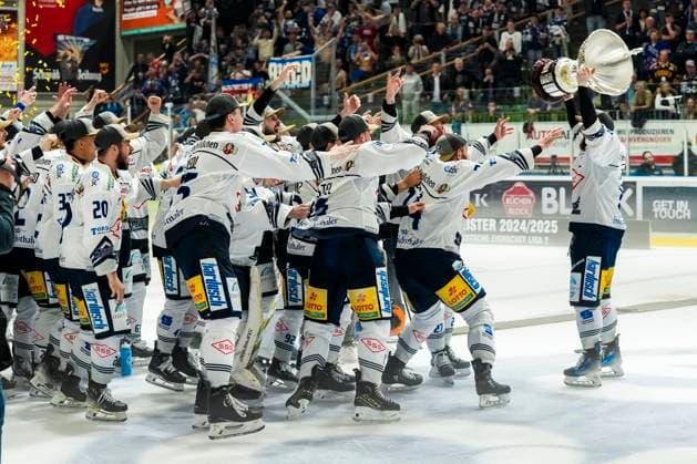 Bilder des Jahres 2025, Sport 04 April Sport Themen der Woche KW18 Sport Bilder des Tages DEL2 Meister 2025 Eisloewen Dresden Pokaluebergabe , GER, Ravensburg Towerstars vs. Dresdner Eisloewen, Eishockey, DEL2, Spielzeit 2024 2025, Playoff Finale Spiel 7, 29.04.25 GER, Ravensburg Towerstars vs. Dresdner Eisloewen, Eishockey, DEL2, Spielzeit 2024 2025, Playoff Finale Spiel 7, 29.04.25 Ravenburg *** DEL2 Champion 2025 Eisloewen Dresden Pokaluebergabe , GER, Ravensburg Towerstars vs Dresdner Eisloewen, Ice Hockey, DEL2, Season 2024 2025, Playoff Final Game 7, 29 04 25 GER, Ravensburg Towerstars vs Dresdner Eisloewen, Ice Hockey, DEL2, Season 2024 2025, Playoff Final Game 7, 29 04 25 Ravenburg Copyright: xEibner-Pressefoto MaximilianxRistx EP_MRT