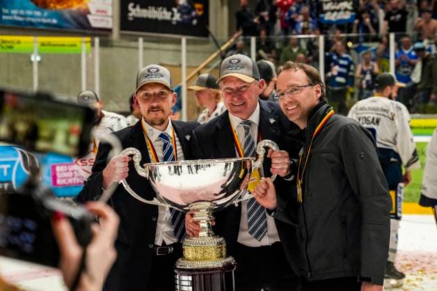 Bilder des Jahres 2025, Sport 04 April Sport Bilder des Tages Niklas Sundblad (Dresdner Eisloewen, Chef-Trainer) Sundblad Kilpivaara (Dresdner Eisloewen, Assistent-Trainer) Matthias Roos (Sportdirektor, Eisloewen Dresden) mit dem DEL2 Meisterpokal, GER, Ravensburg Towerstars vs. Dresdner Eisloewen, Eishockey, DEL2, Spielzeit 2024 2025, Playoff Finale Spiel 7, 29.04.25 GER, Ravensburg Towerstars vs. Dresdner Eisloewen, Eishockey, DEL2, Spielzeit 2024 2025, Playoff Finale Spiel 7, 29.04.25 Ravenburg *** Niklas Sundblad Dresdner Eisloewen, head coach Sundblad Kilpivaara Dresdner Eisloewen, assistant coach Matthias Roos sports director, Eisloewen Dresden with the DEL2 championship trophy, GER, Ravensburg Towerstars vs Dresdner Eisloewen, Ice Hockey, DEL2, Season 2024 2025, Playoff Final Game 7, 29 04 25 GER, Ravensburg Towerstars vs Dresdner Eisloewen, Ice Hockey, DEL2, Season 2024 2025, Playoff Final Game 7, 29 04 25 Ravenburg Copyright: xEibner-Pressefoto MaximilianxRistx EP_MRT