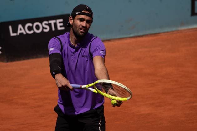Matteo Berrettini Vs Jack Draper in Madrid, Spain - 29 Apr 2025 Italian Matteo Berrettini plays against Englishman Jack Draper (not visible) during a match at the 2025 Mutua Madrid Open, held at La Caja Mágica. Final score: 7-6 for Jack Draper (Berrettini retires due to injury). Madrid Spain Copyright: xDavidxCanalesx xSOPAxImagesx DCOpenDraperBerrettini-04