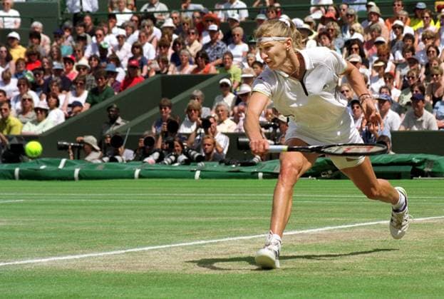 Archivbilder der Woche SPORT KW18 Steffi Graf Wimbledon Tennis Championships 1999 Steffi Graf Wimbledon Tennis Championships June 1999 during her semi final match against Mirjana Lucic Copyright: xDavidxAshdownx DMGTCHPDPICT000405750274