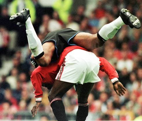 Archivbilder der Woche SPORT KW18 Manchester United, ManU v Newcastle United Premier Football Alain Goma Newcastle August 1999 goes over Dwight Yorke Manchester during the premiership match Copyright: xDavidxAshdownx DMGTCHPDPICT000349526181