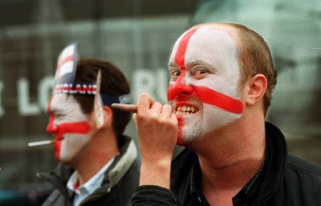 Archivbilder der Woche SPORT KW18 Rugby Union World Cup 1999 England Rugby Supporters England rugby supporters at Twickenham October 1999 Tony Cannavan from East Dulwich, having his face painted, just outside the stadium for ¿3.00 by Antonia Spicer a trainee make-up artist before the England v Fiji quater final qualifying match Copyright: xJohnxVoosx DMGTCHPDPICT000337130220