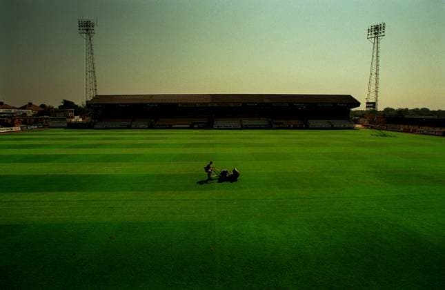 Archivbilder der Woche SPORT KW18 CAMBRIDGE UNITED FC Football Gorund THIS WEEKEND 43000 FOOTBALL CLUBS AFFILIATED TO THE ENGLISH FA WILL START PLAYING INCLUDING 92 IN THE PREMIERSHIP AND THE FOOTBALL LEAGUE. GROUND STAFF LIKE MR TREVOR BALL SEEN HERE AT THIRD DIVISION CAMBRIDGE UNITED FC WILL HAVE their WORK cut out, Freisteller Copyright: xBrianxHarrisx DMGTCHPDPICT000350875506