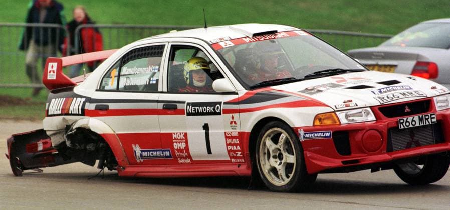 Archivbilder der Woche SPORT KW18 Tommi Makinen Rallying Network Q Rally 1998 Tommi Makinen Rallying Network Q Rally 1998 TOMMI MAKINEN IN A MITSUBISHI LANCER EVO AFTER THE 1ST MILLBROOK STAGE GOING TO THE START OF THE 2ND.Makinene Lost his rear wheel after colliding with a conctrete bollard on the special stage at the car testing ground Copyright: xDavidxAshdownx DMGTCHPDPICT000389728036