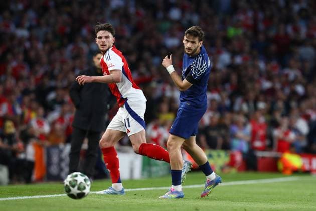 April 29, 2025, London, United Kingdom: DECLAN RICE of ARSENAL and KHVICHA KVARATSKHELIA of PSG fight for the ball in the UEFA 2024 25 Semi-Final first leg game between ARSENAL and PARIS SAINT GERMAIN at the Emirates Stadium in London, England London United Kingdom - ZUMAc179 20250429_zep_c179_231 Copyright: xMickaelxChavetx