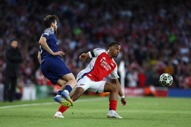 April 29, 2025, London, United Kingdom: KHVICHA KVARATSKHELIA of PSG and JURRIEN TIMBER of ARSENAL fight for the ball in the UEFA 2024 25 Semi-Final first leg game between ARSENAL and PARIS SAINT GERMAIN at the Emirates Stadium in London, England London United Kingdom - ZUMAc179 20250429_zep_c179_244 Copyright: xMickaelxChavetx