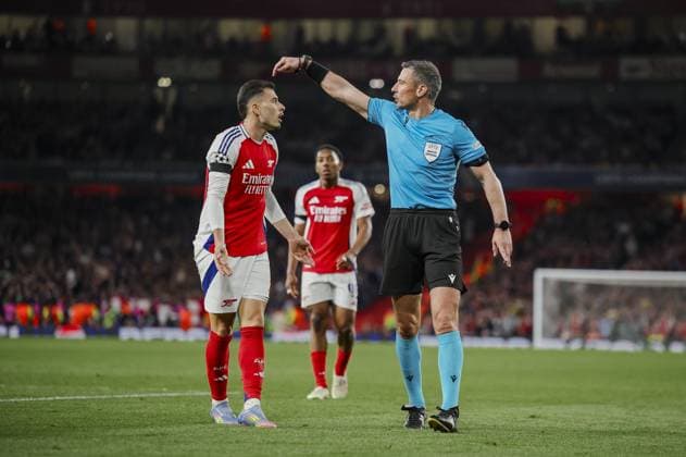 Arsenal v Paris Saint-Germain 29.04.2025. Champions League 2024 25 Semi-Final 1st leg Arsenal v Paris Saint-Germain, Emirates Stadium. Gabriel Martinelli of Arsenal and Referee Slavko Vincic  Copyright: xMarcxAsplandx NINTCHDBPICT000990883552