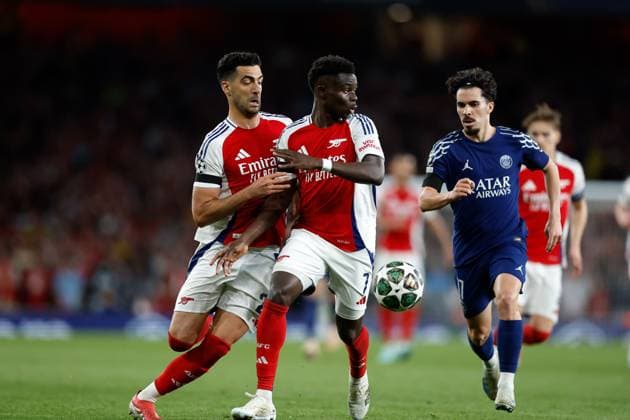 Mikel Merino and Bukayo Saka of Arsenal getting in each others way as Vitinha of PSG closes in Arsenal v Paris Saint-Germain, Football, UEFA Champions League, Semi-Final 1st Leg, Emirates Stadium, Islington, London, UK - 29 04 2025 Editorial use only  Copyright: xMattxImpey Shutterstockx 15276217bk