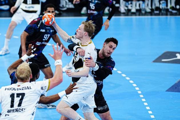 Bilder des Jahres 2025, Sport 04 April Eric Johansson (THW Kiel, 21), Tomislav Kusan (Limoges Handball, 09) GER, THW Kiel vs. Limoges Handball, Handball, EHF European League, Viertelfinale, Rueckspiel, Saison 2024 2025, 29.04.2025 GER, THW Kiel vs. Limoges Handball, Handball, EHF European League, Viertelfinale, Rueckspiel, Saison 2024 2025, 29.04.2025 Kiel *** Eric Johansson THW Kiel, 21 , Tomislav Kusan Limoges Handball, 09 GER, THW Kiel vs Limoges Handball, Handball, EHF European League, quarter-finals, second leg, 2024 2025 season, 29 04 2025 GER, THW Kiel vs Limoges Handball, Handball, EHF European League, quarter-finals, second leg, 2024 2025 season, 29 04 2025 Kiel Copyright: xEibner-Pressefoto MarcelxvonxFehrnx EP_MFN
