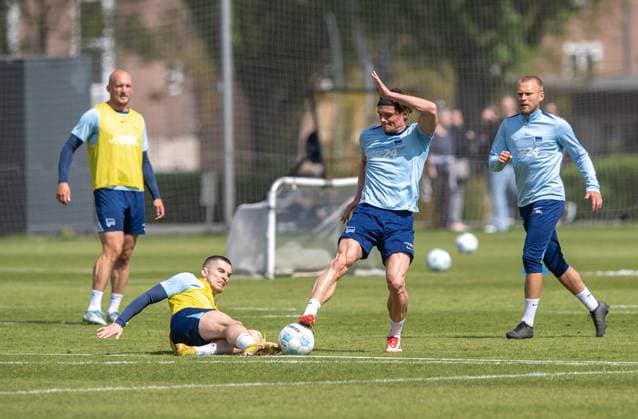 Fussball, Herren, Saison 2024 25, 2. Bundesliga, Hertha BSC, Training, v.l. Toni Leistner (Hertha BSC), Jonjoe Kenny (Hertha BSC), Fabian Reese (Hertha BSC), Jon Dagur Thorsteinsson (Hertha BSC), 30.04. 2025,