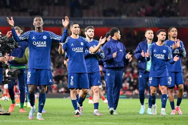 Arsenal FC v Paris Saint-Germain - UEFA Champions League 2024 25 Semi-Finals First Leg LONDON, ENGLAND - APRIL 29: PSG players thank PSG supporters after the UEFA Champions League 2024 25 Semi Final First Leg match between Arsenal FC and Paris Saint-Germain at Arsenal Stadium on April 29, 2025 in London, England. (Photo by Richard Callis Sports Press Photo) LondonUnited Kingdom  Copyright: xRichardxCallisx