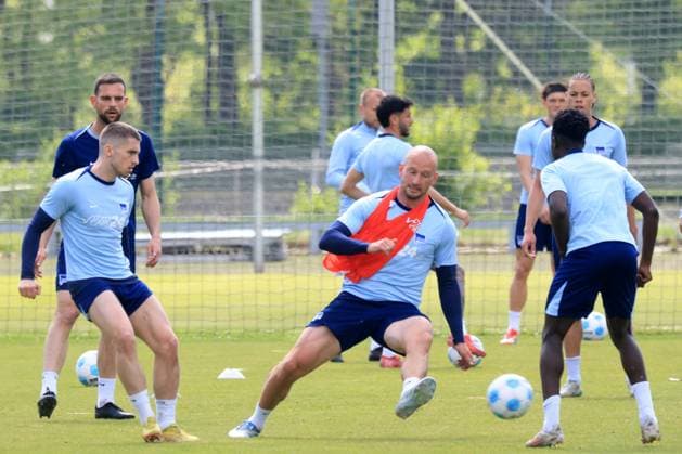 DEU, DFL, 2. FBL Hertha BSC, Training, 30.04.2025, Sportforum, Berlin, DEU, DFL, 2. FBL Hertha BSC, Training, im Bild Hertha-Spielerkreis, Toni Leistner (Hertha BSC Berlin 37), Jonjoe Kenny (Hertha BSC Berlin 16) DFL - regulations prohibit any use of Photographs as image sequences and or quasi-video