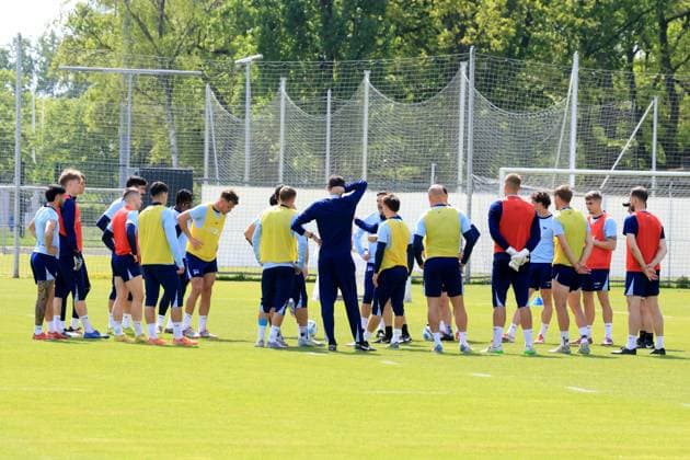 DEU, DFL, 2. FBL Hertha BSC, Training, 30.04.2025, Sportforum, Berlin, DEU, DFL, 2. FBL Hertha BSC, Training, im Bild Hertha-Spielerkreis, Cheftrainer Stefan Leitl (Hertha BSC Berlin) DFL - regulations prohibit any use of Photographs as image sequences and or quasi-video