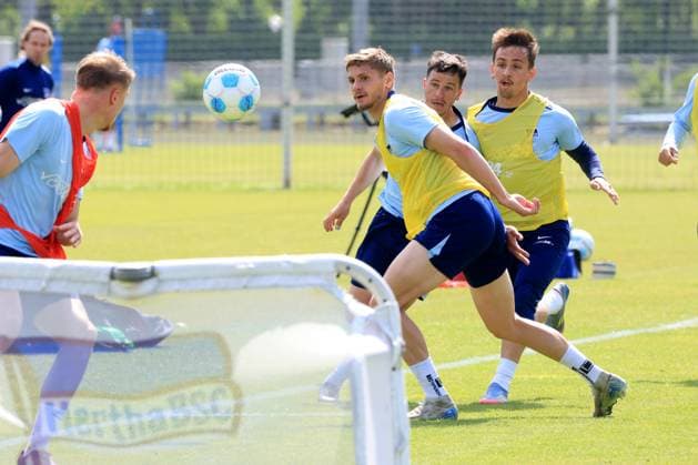 DEU, DFL, 2. FBL Hertha BSC, Training, 30.04.2025, Sportforum, Berlin, DEU, DFL, 2. FBL Hertha BSC, Training, im Bild Marton Dardai (Hertha BSC Berlin 31), Diego Demme (Hertha BSC Berlin 6), Michal Karbownik (Hertha BSC Berlin 33) DFL - regulations prohibit any use of Photographs as image sequences and or quasi-video