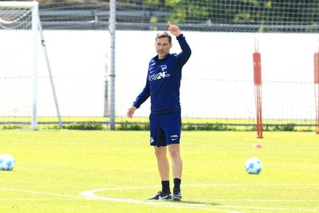 DEU, DFL, 2. FBL Hertha BSC, Training, 30.04.2025, Sportforum, Berlin, DEU, DFL, 2. FBL Hertha BSC, Training, im Bild Cheftrainer Stefan Leitl (Hertha BSC Berlin) DFL - regulations prohibit any use of Photographs as image sequences and or quasi-video