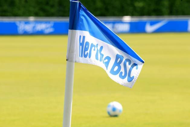 DEU, DFL, 2. FBL Hertha BSC, Training, 30.04.2025, Sportforum, Berlin, DEU, DFL, 2. FBL Hertha BSC, Training, im Bild Hertha-Eckfahne, Ball DFL - regulations prohibit any use of Photographs as image sequences and or quasi-video
