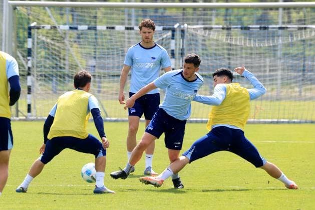 DEU, DFL, 2. FBL Hertha BSC, Training, 30.04.2025, Sportforum, Berlin, DEU, DFL, 2. FBL Hertha BSC, Training, im Bild Diego Demme (Hertha BSC Berlin 6), Michal Karbownik (Hertha BSC Berlin 33), Linus Gechter (Hertha BSC Berlin 44), Ibrahim Maza (Hertha BSC Berlin 10) DFL - regulations prohibit any use of Photographs as image sequences and or quasi-video