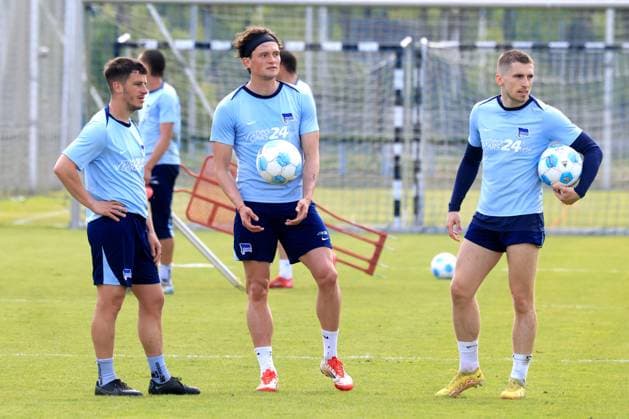 DEU, DFL, 2. FBL Hertha BSC, Training, 30.04.2025, Sportforum, Berlin, DEU, DFL, 2. FBL Hertha BSC, Training, im Bild Diego Demme (Hertha BSC Berlin 6), Fabian Reese (Hertha BSC Berlin 11), Jonjoe Kenny (Hertha BSC Berlin 16) DFL - regulations prohibit any use of Photographs as image sequences and or quasi-video