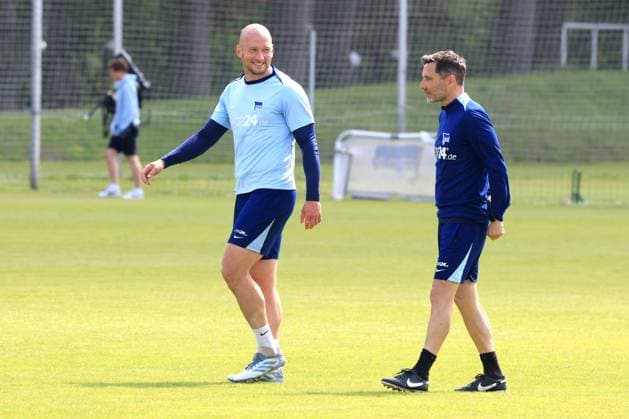 DEU, DFL, 2. FBL Hertha BSC, Training, 30.04.2025, Sportforum, Berlin, DEU, DFL, 2. FBL Hertha BSC, Training, im Bild Cheftrainer Stefan Leitl (Hertha BSC Berlin), Toni Leistner (Hertha BSC Berlin 37) DFL - regulations prohibit any use of Photographs as image sequences and or quasi-video
