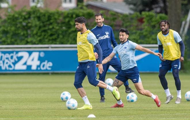 Fussball, Herren, Saison 2024 25, 2. Bundesliga, Hertha BSC, Training, v.l. Andreas Bouchalakis (Hertha BSC), Co-Trainer Andre Mijatovic (Hertha BSC), Kevin Sessa (Hertha BSC), Deyovaisio Zeefuik (Hertha BSC), 30.04. 2025,