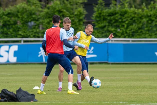 Fussball, Herren, Saison 2024 25, 2. Bundesliga, Hertha BSC, Training, v.l. Andreas Bouchalakis (Hertha BSC), Marten Winkler (Hertha BSC), Jon Dagur Thorsteinsson (Hertha BSC), 30.04. 2025,