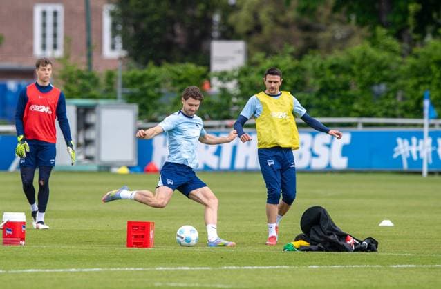 Fussball, Herren, Saison 2024 25, 2. Bundesliga, Hertha BSC, Training, v.l. Torhüter Tjark Ernst (Hertha BSC), Linus Gechter (Hertha BSC), Smail Prevljak (Hertha BSC), 30.04. 2025,