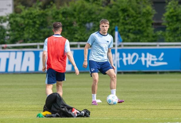 Fussball, Herren, Saison 2024 25, 2. Bundesliga, Hertha BSC, Training, v.l. Diego Demme (Hertha BSC), Marten Winkler (Hertha BSC), 30.04. 2025,