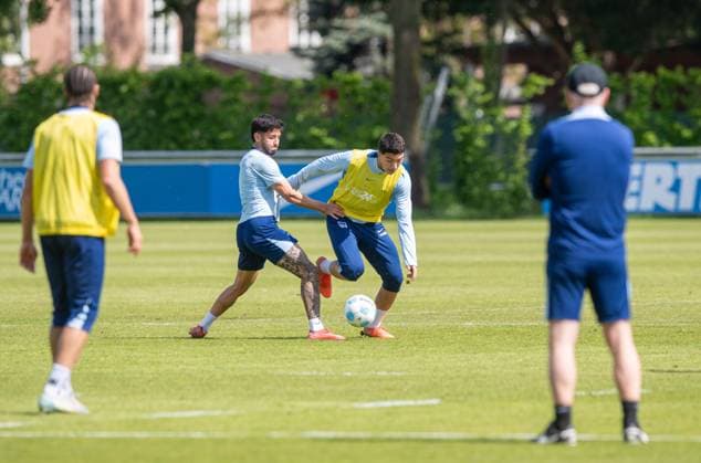 Fussball, Herren, Saison 2024 25, 2. Bundesliga, Hertha BSC, Training, v.l. Kevin Sessa (Hertha BSC), Ibrahim Maza (Hertha BSC), 30.04. 2025,