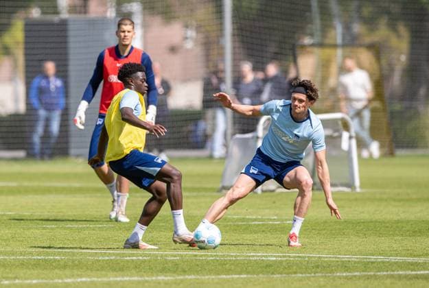 Fussball, Herren, Saison 2024 25, 2. Bundesliga, Hertha BSC, Training, v.l. Boris Mamuzah Lum (Hertha BSC), Fabian Reese (Hertha BSC), 30.04. 2025,
