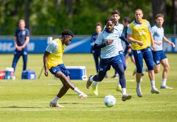 Fussball, Herren, Saison 2024 25, 2. Bundesliga, Hertha BSC, Training, v.l. Boris Mamuzah Lum (Hertha BSC), Deyovaisio Zeefuik (Hertha BSC), 30.04. 2025,