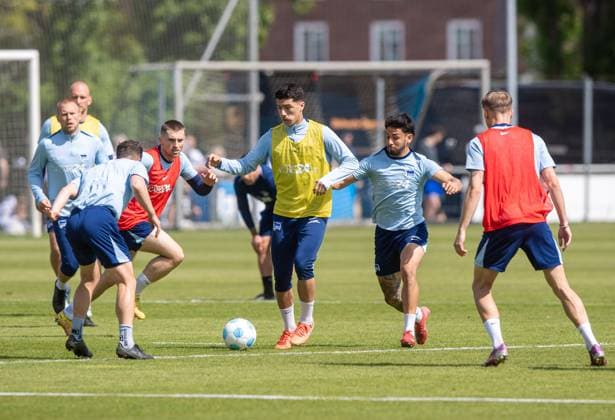 Fussball, Herren, Saison 2024 25, 2. Bundesliga, Hertha BSC, Training, v.l. Jon Dagur Thorsteinsson (Hertha BSC), Diego Demme (Hertha BSC), Jonjoe Kenny (Hertha BSC), Ibrahim Maza (Hertha BSC), Kevin Sessa (Hertha BSC), Marten Winkler (Hertha BSC), 30.04. 2025,