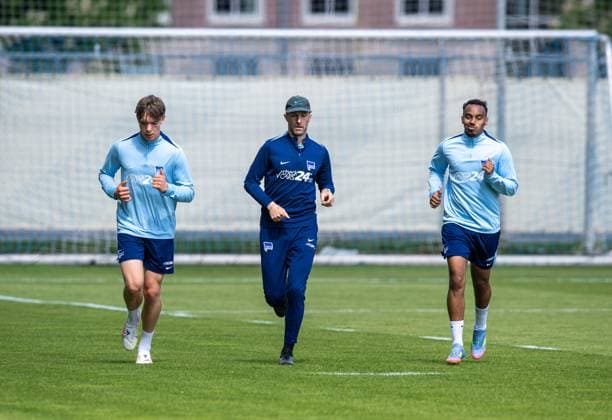 Fussball, Herren, Saison 2024 25, 2. Bundesliga, Hertha BSC, Training, v.l. Kennet Eichhorn (Hertha BSC), Athletiktrainer Hendrik Vieth (Hertha BSC), Bilal Hussein (Hertha BSC), 30.04. 2025,