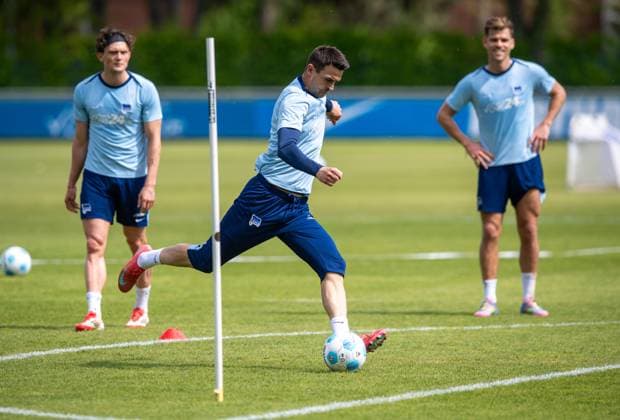 Fussball, Herren, Saison 2024 25, 2. Bundesliga, Hertha BSC, Training, v.l. Fabian Reese (Hertha BSC), Smail Prevljak (Hertha BSC), Florian Niederlechner (Hertha BSC), 30.04. 2025,