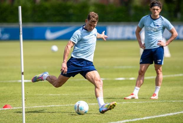 Fussball, Herren, Saison 2024 25, 2. Bundesliga, Hertha BSC, Training, v.l. Florian Niederlechner (Hertha BSC), Fabian Reese (Hertha BSC), 30.04. 2025,