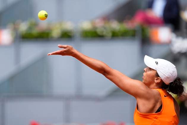 April 30, 2025, Madrid, Madrid, Spain: Madison Keys of USA in action against Iga Swiatek of Poland during the Mutua Madrid Open 2025, ATP, Tennis Herren Masters 1000 and WTA, Tennis Damen 1000 tennis tournament, celebrated at Caja Magica on April 30, 2025 in Madrid, Spain. Madrid Spain - ZUMAa181 20250430_zaa_a181_012 Copyright: xOscarxJ.xBarrosox