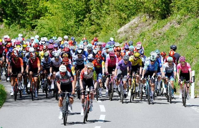 Sport Themen der Woche KW18 Sport Bilder des Tages 30.04.025 Radrennen Tour de Romandie. 1.Etappe Muenchenstein -Freibourg .Das Fahrerfeld im Aufstieg nach Hochwald SO. An der Spitze Silvan Dillier (SUI) Team Alpecin. Aktion *** 30 04 025 Cycling race Tour de Romandie 1 stage Muenchenstein Freibourg The field of riders on the climb to Hochwald SO At the front Silvan Dillier SUI Team Alpecin Action 
